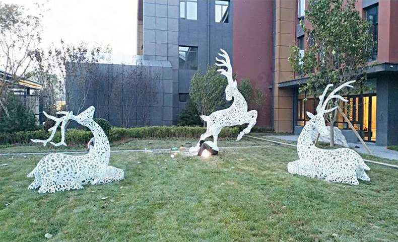 不銹鋼鹿，不銹鋼鏤空鹿，鏤空鹿景觀擺件，鏤空鹿雕塑，河北不銹鋼鹿廠家3.jpg