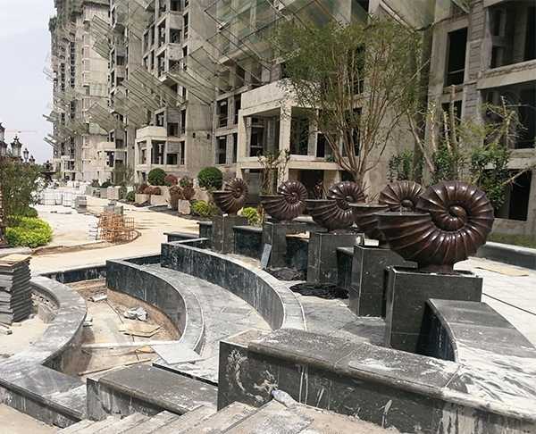 那玻璃鋼雕塑上色的時(shí)候要注意什么呢？